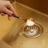 Jak przepchać zlew domowym sposobem - skuteczne metody bez chemii