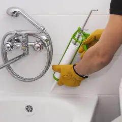 Jaki silikon do wanny? Wybierz najlepszy dla akrylu i emalii