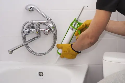 Jaki silikon do wanny? Wybierz najlepszy dla akrylu i emalii