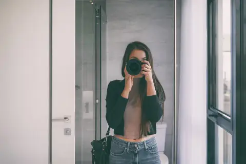 Jak zrobić zdjęcie w lustrze: 10 trików na idealne selfie