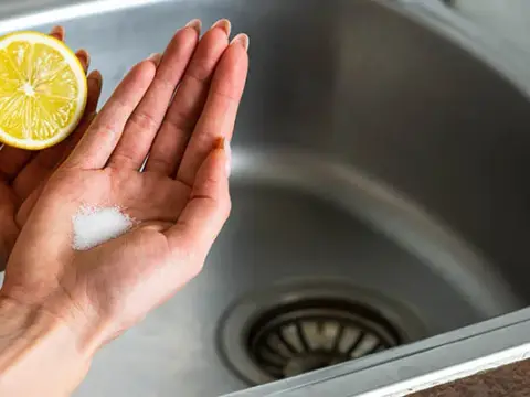 Skuteczne sposoby na to, czym wyczyścić zlew ze stali nierdzewnej