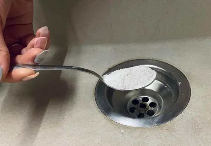 Skuteczne sposoby na odblokowanie zlewu bez kreta i chemii