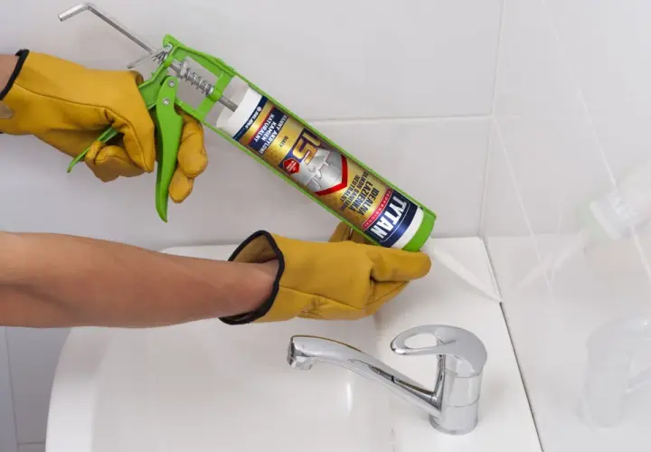 Jaki silikon sanitarny wybrać, aby uniknąć pleśni i grzybów?