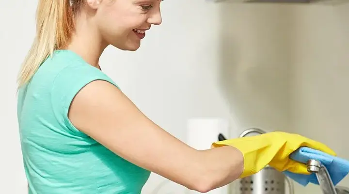 Jak usunąć kamień ze zlewu? Skuteczne metody na limescale w domu