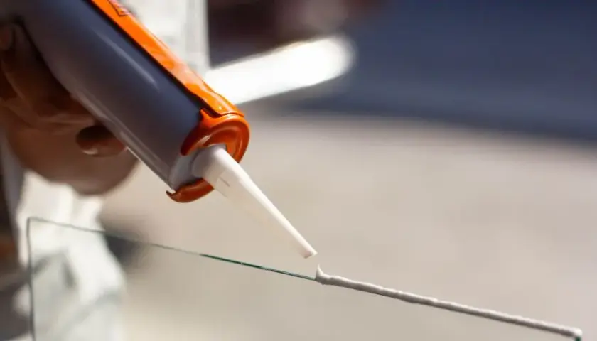 Ile kosztuje silikon? Sprawdź ceny i wybierz najlepszy produkt