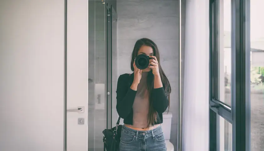 Jak zrobić zdjęcie w lustrze: 10 trików na idealne selfie