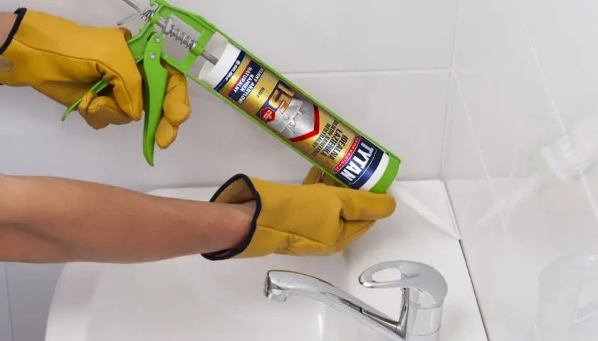 Jaki silikon sanitarny wybrać, aby uniknąć pleśni i grzybów?