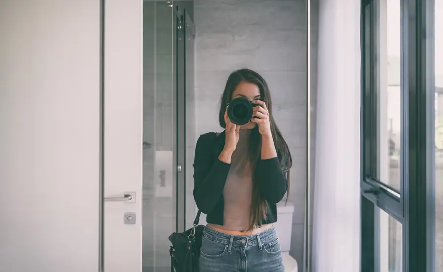 Jak zrobić zdjęcie w lustrze: 10 trików na idealne selfie