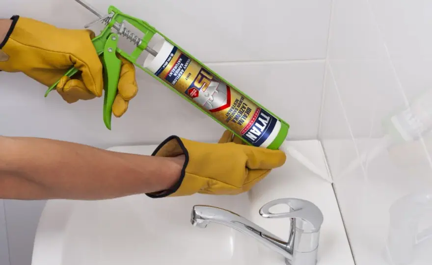 Jaki silikon sanitarny wybrać, aby uniknąć pleśni i grzybów?