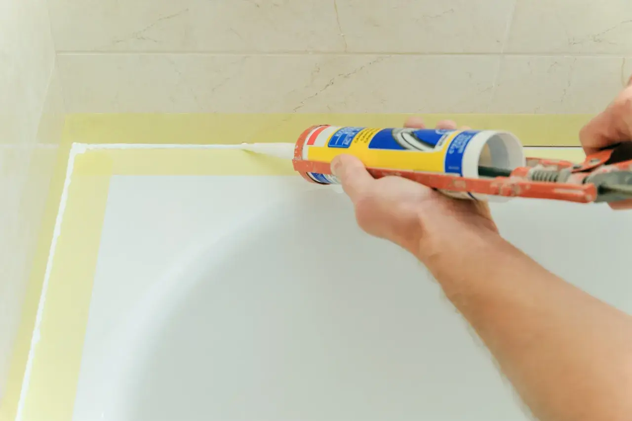 Skuteczne sposoby na to, czym zmyć zaschnięty silikon w prosty sposób
