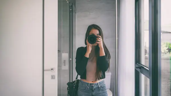 Jak zrobić zdjęcie w lustrze: 10 trików na idealne selfie